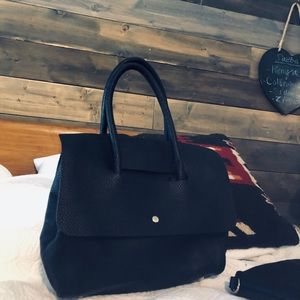 Black purse 👜 (no name)